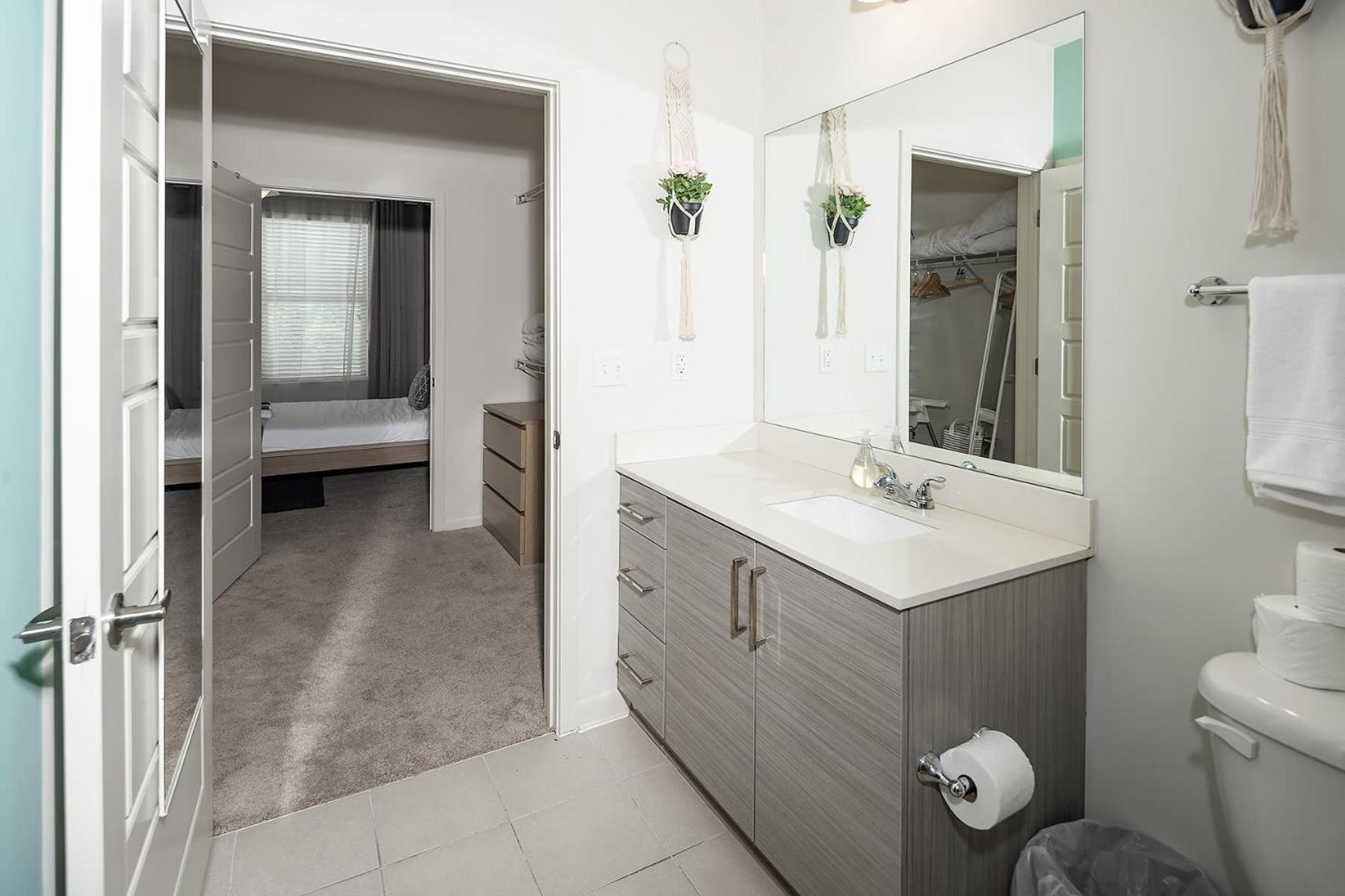 Uptown 4Th Ward Luxury Apt Year-Round Pool Шарлът Екстериор снимка