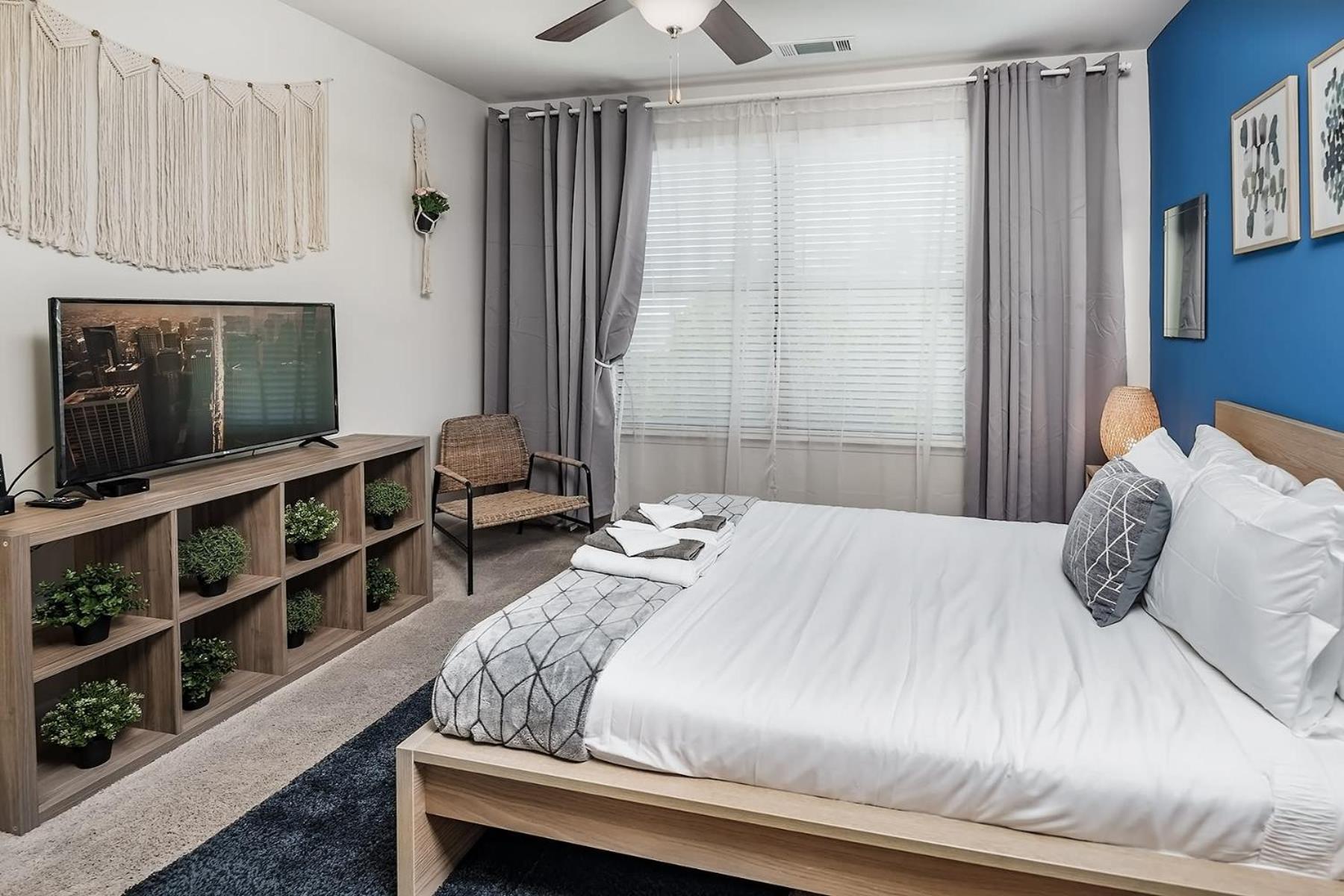 Uptown 4Th Ward Luxury Apt Year-Round Pool Шарлът Екстериор снимка