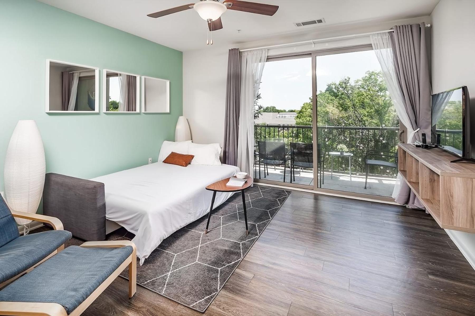Uptown 4Th Ward Luxury Apt Year-Round Pool Шарлът Екстериор снимка