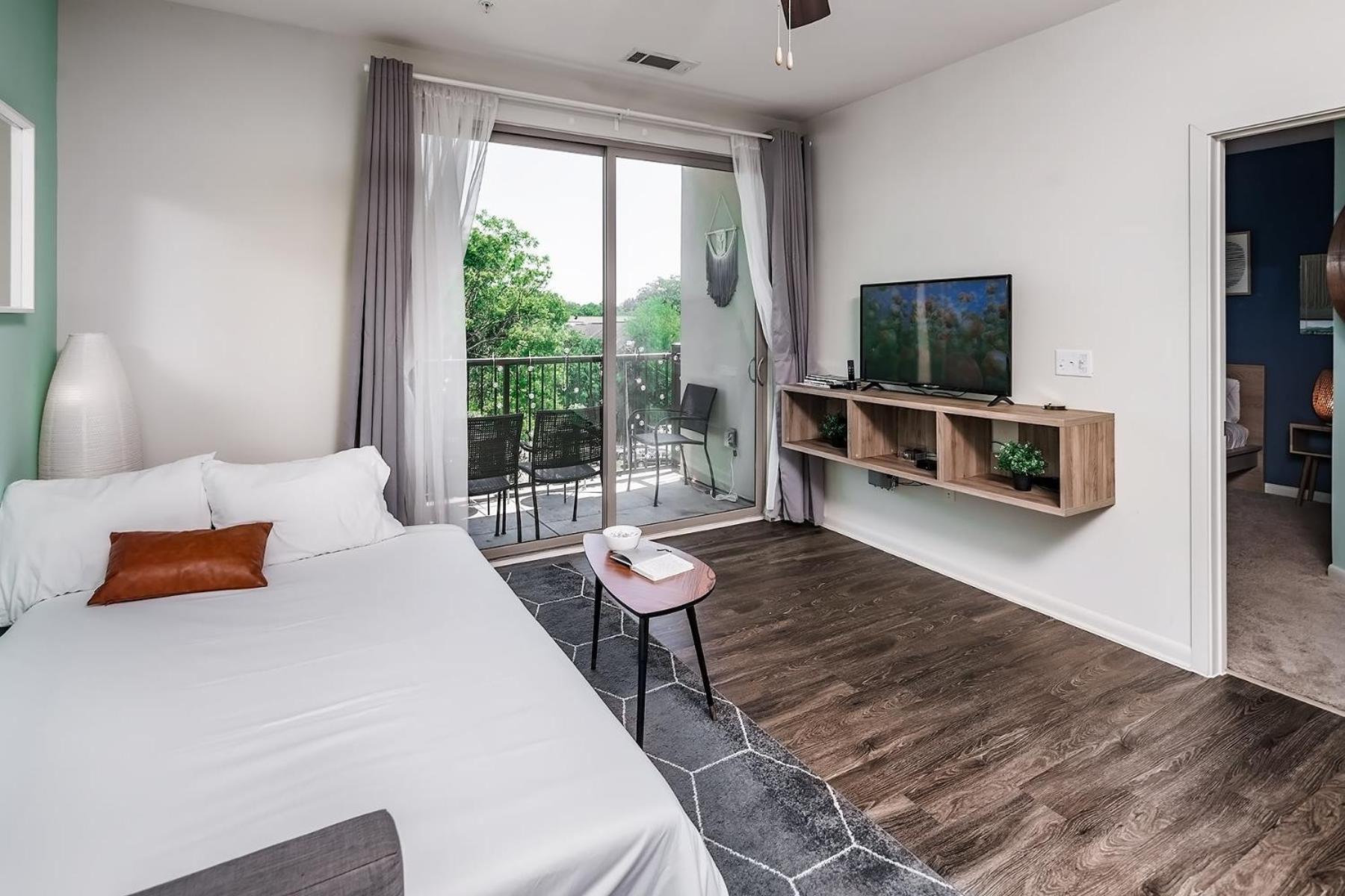 Uptown 4Th Ward Luxury Apt Year-Round Pool Шарлът Екстериор снимка