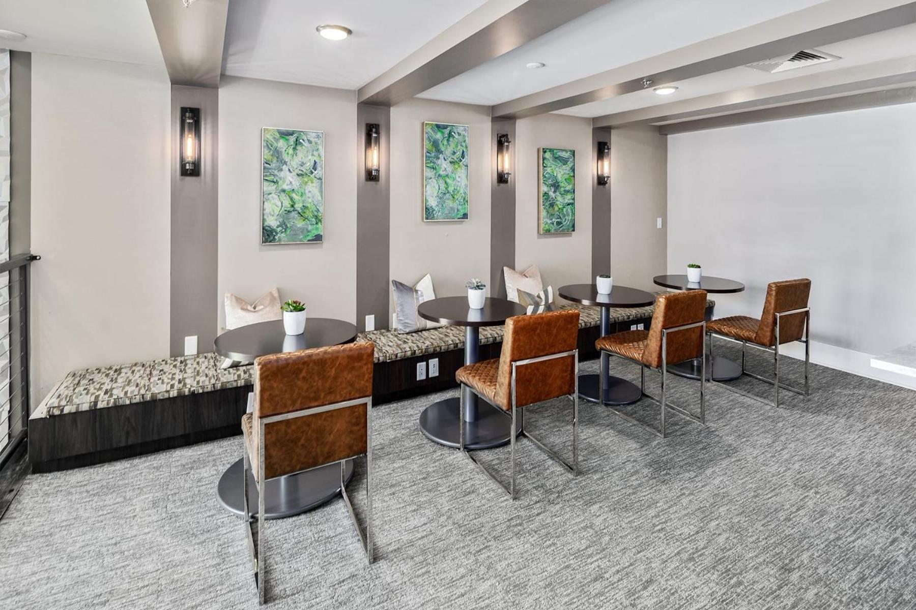 Uptown 4Th Ward Luxury Apt Year-Round Pool Шарлът Екстериор снимка