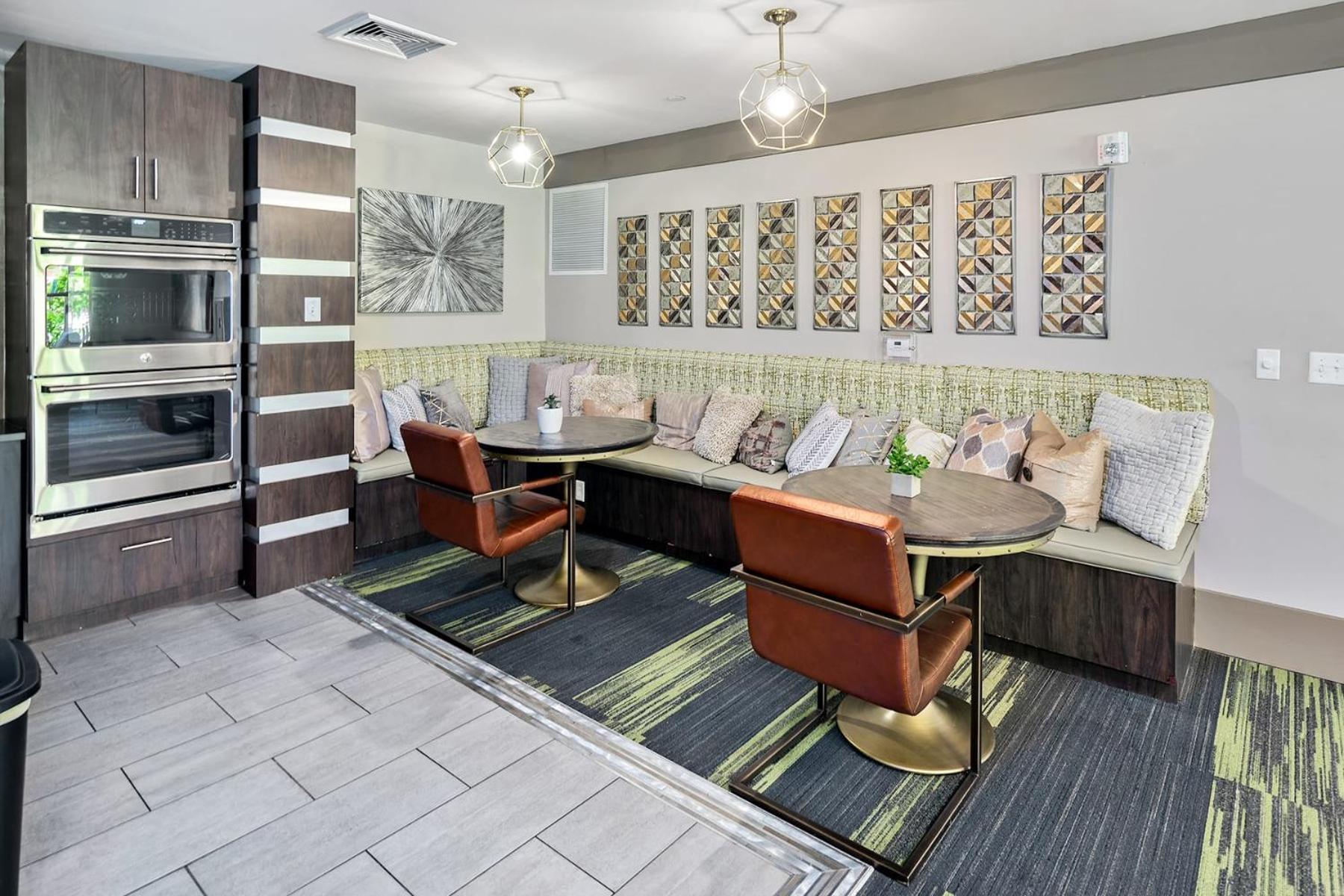 Uptown 4Th Ward Luxury Apt Year-Round Pool Шарлът Екстериор снимка
