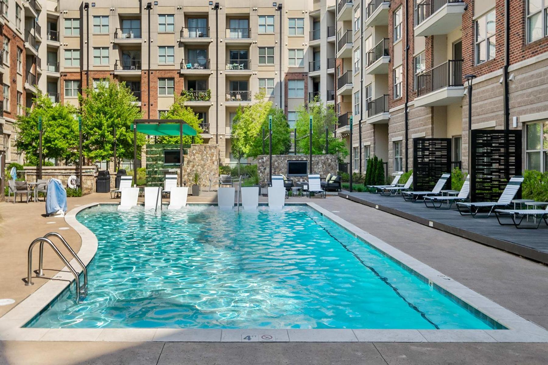 Uptown 4Th Ward Luxury Apt Year-Round Pool Apartment Шарлът Екстериор снимка