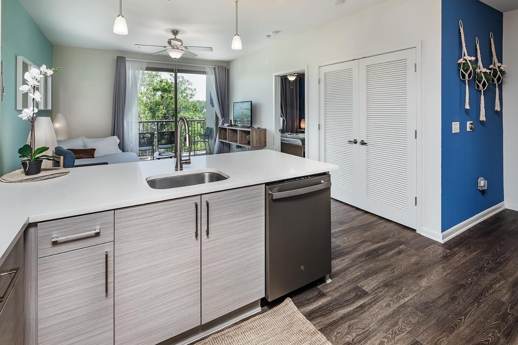 Uptown 4Th Ward Luxury Apt Year-Round Pool Шарлът Екстериор снимка