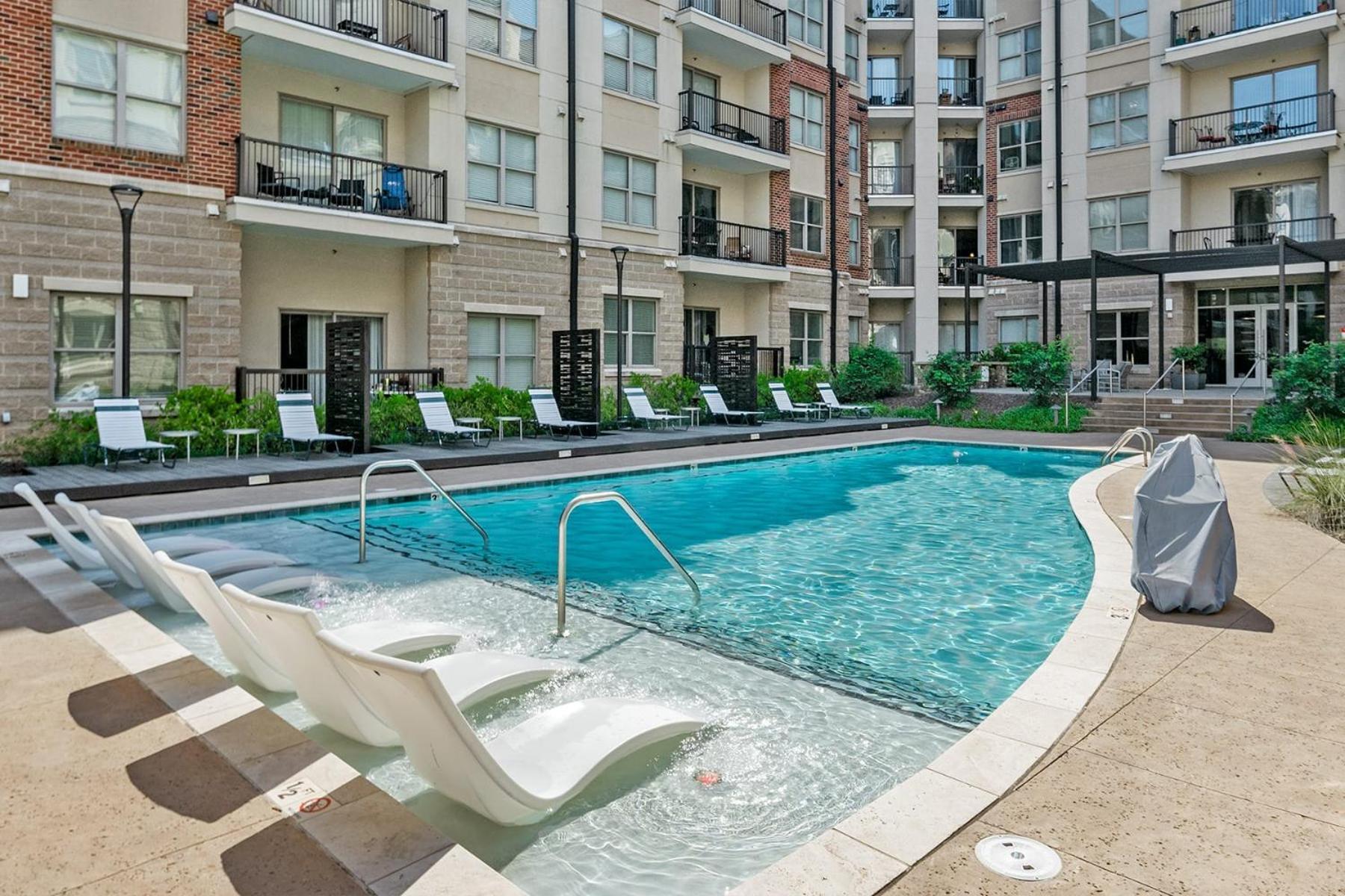 Uptown 4Th Ward Luxury Apt Year-Round Pool Apartment Шарлът Екстериор снимка